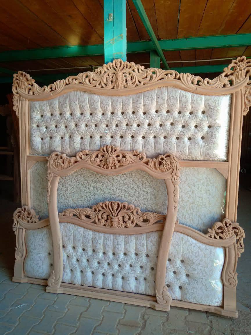 ظهر سرير خشبي محفور